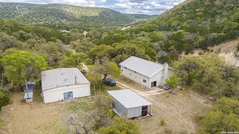 3655 N Seco Rd, Utopia, TX 78884