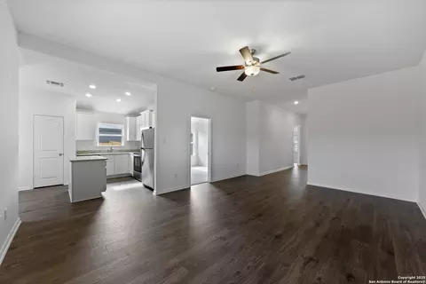16177 Farmer, Lytle, TX 78052 photo 4