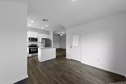 16177 Farmer, Lytle, TX 78052 photo 8