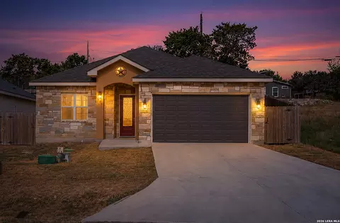 639 Hummingbird Hl, Canyon Lake, TX 78133