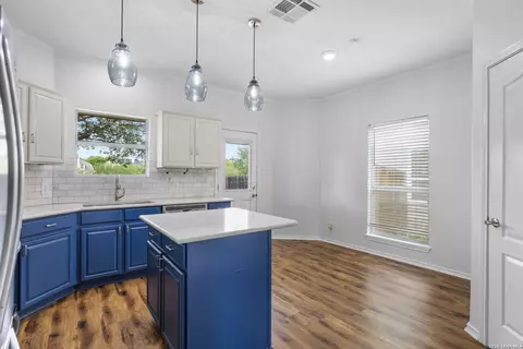 300 Rustic Trl, Cibolo, TX 78108