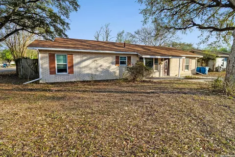 612 E Hutchinson St, Beeville, TX 78102