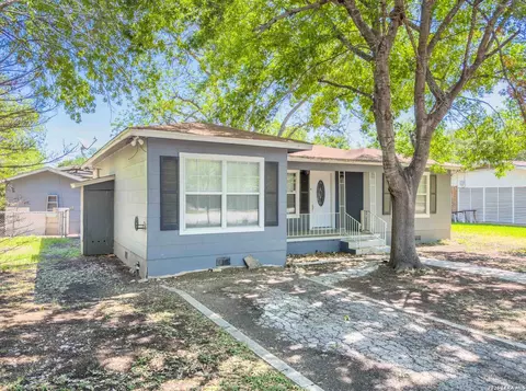 206 N 5th St, Uvalde, TX 78801