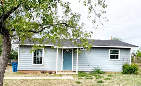 501 Corley Dr, Devine, TX 78016