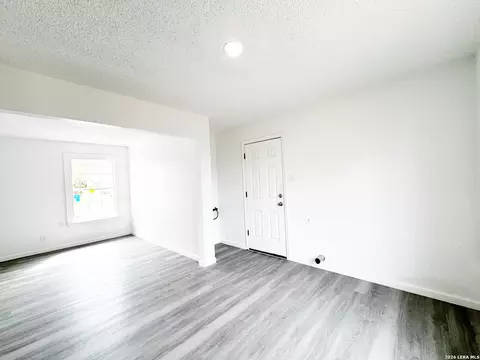 Living - 501 Corley Dr, Devine, TX 78016 photo 4 of 6