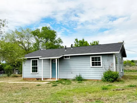 Exterior - 501 Corley Dr, Devine, TX 78016 photo 2 of 3