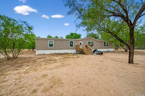 106 County Road 2672, Devine, TX 78016