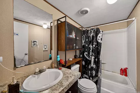 106 County Road 2672, Devine, TX 78016 photo 19