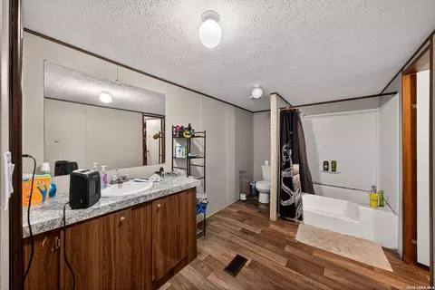 106 County Road 2672, Devine, TX 78016 photo 16