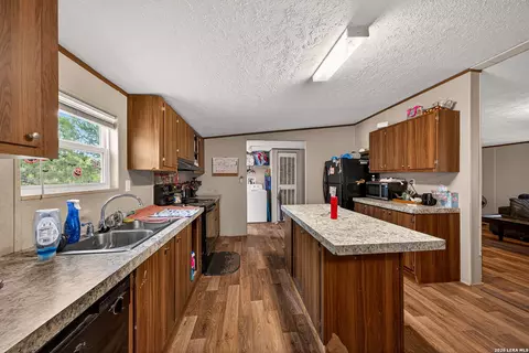 106 County Road 2672, Devine, TX 78016 photo 7
