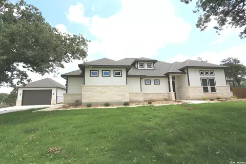 120 Timber Hts, La Vernia, TX 78121