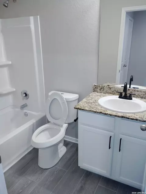 Bath - 15238 Walcott Rdg, Von Ormy, TX 78073 photo 2 of 3