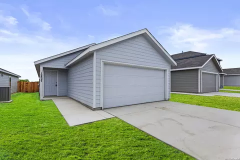 12827 Kathleen St, Saint Hedwig, TX 78152