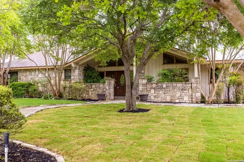 207 Spring Mill Dr, Kerrville, TX 78028