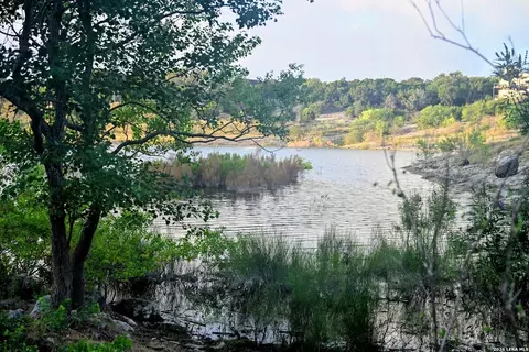 1262 Paradise Dr, Canyon Lake, TX 78133