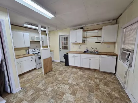 Kitchen - 255 County Road 668, Devine, TX 78016 photo 1 of 3