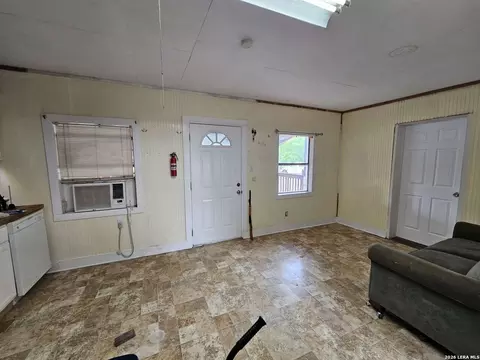 Living - 255 County Road 668, Devine, TX 78016 photo 3 of 4