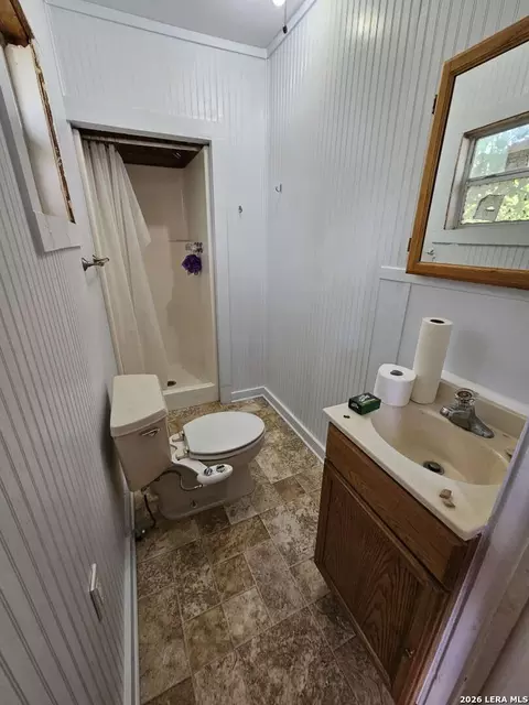 Bath - 255 County Road 668, Devine, TX 78016 photo 3 of 3