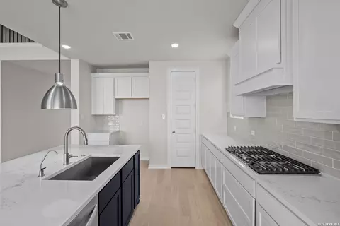 Kitchen - 520 Paramus Park, Cibolo, TX 78108 photo 4 of 6