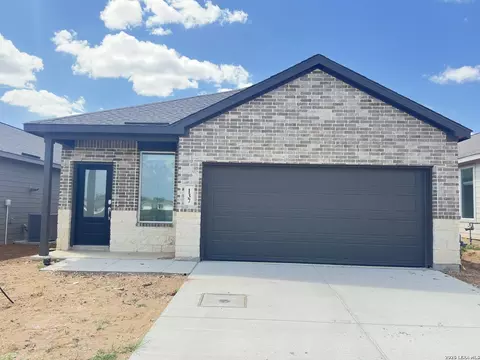 137 Wrangler Ct, Pleasanton, TX 78064