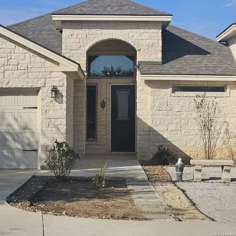 137 W Medium Mdw, Lytle, TX 78052