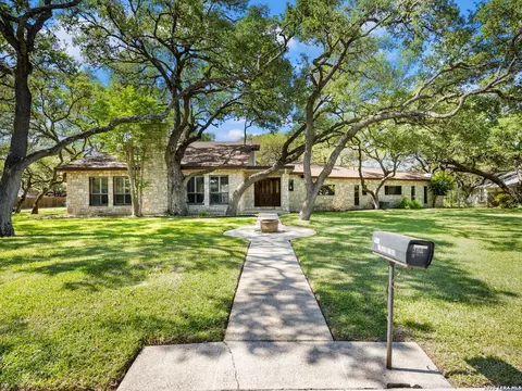 200 Garrapata Ln, Hollywood Park, TX 78232