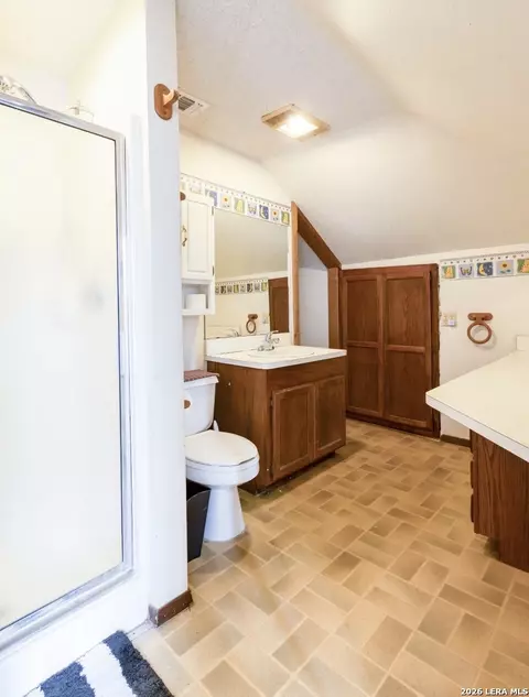Bath - 110 W Benton Ave, Devine, TX 78016 photo 2 of 3
