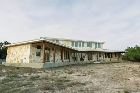 525 Windmill Dr, Bandera, TX 78003