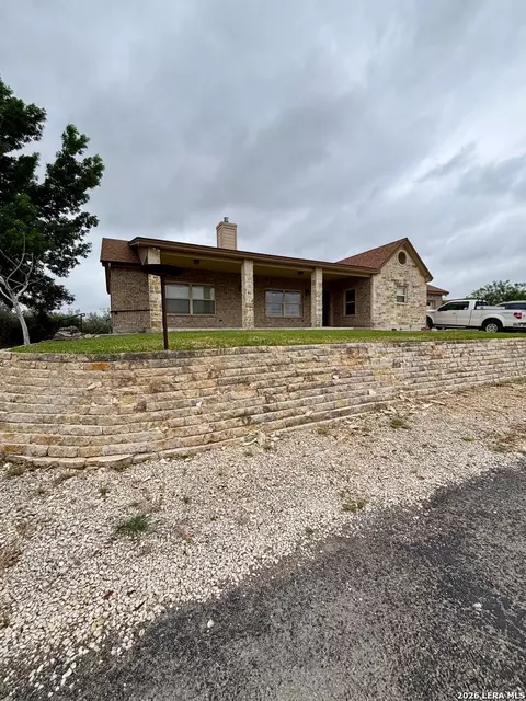 3 Summit Vw, Uvalde, TX 78801