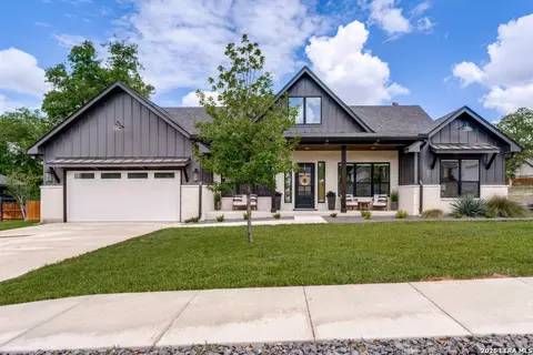 204 Ash Pkwy, La Vernia, TX 78121