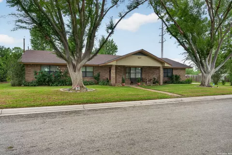 623 Oakland Ave, Gonzales, TX 78629