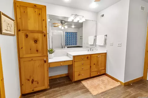 Bath - 201 Brinkoeter St, Poth, TX 78147 photo 1 of 5