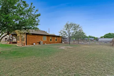 Exterior - 201 Brinkoeter St, Poth, TX 78147 photo 3 of 8