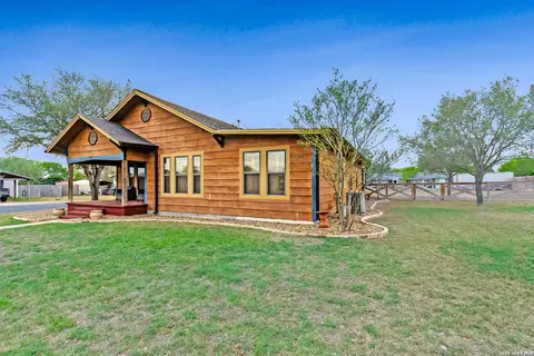 Exterior - 201 Brinkoeter St, Poth, TX 78147 photo 2 of 8