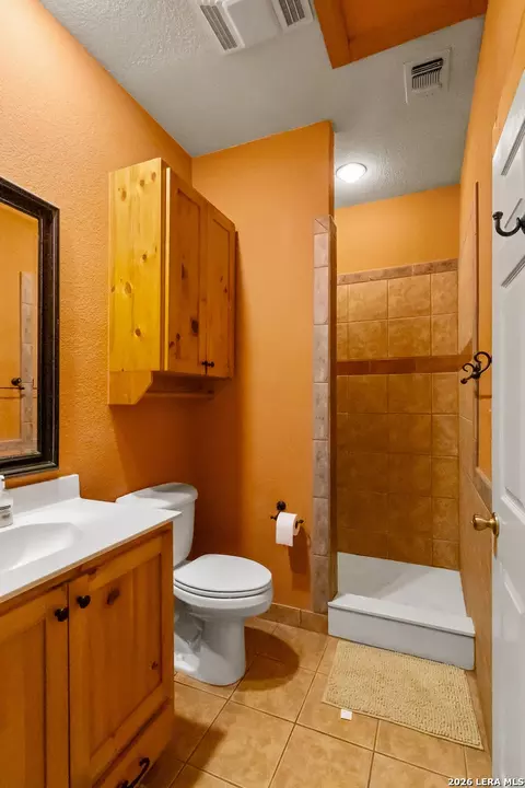 Bath - 201 Brinkoeter St, Poth, TX 78147 photo 4 of 5