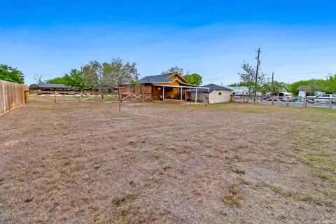 Exterior - 201 Brinkoeter St, Poth, TX 78147 photo 6 of 8