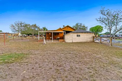 Exterior - 201 Brinkoeter St, Poth, TX 78147 photo 7 of 8