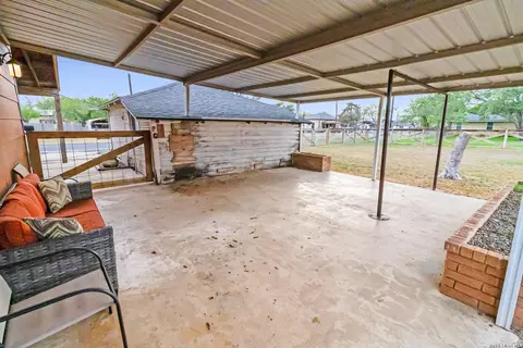 Exterior - 201 Brinkoeter St, Poth, TX 78147 photo 4 of 8