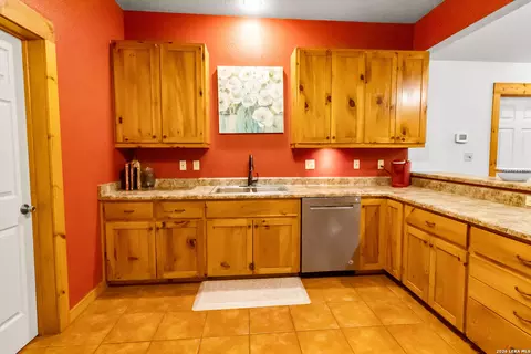 Kitchen - 201 Brinkoeter St, Poth, TX 78147 photo 4 of 4