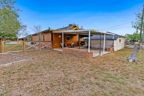 Exterior - 201 Brinkoeter St, Poth, TX 78147 photo 5 of 8