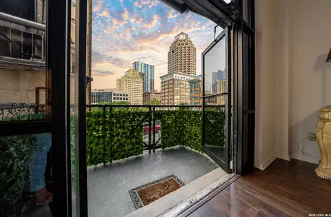 214 E Travis St #205, San Antonio, TX 78205