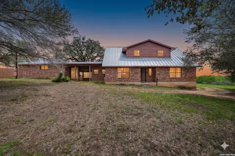 1271 County Road 119, Floresville, TX 78114