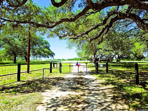 799 County Road 6612, Devine, TX 78016