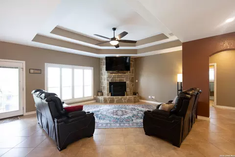 Living - 717 Jack Nicklaus, Devine, TX 78016 photo 1 of 3
