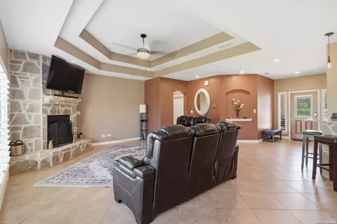 Living - 717 Jack Nicklaus, Devine, TX 78016 photo 2 of 3