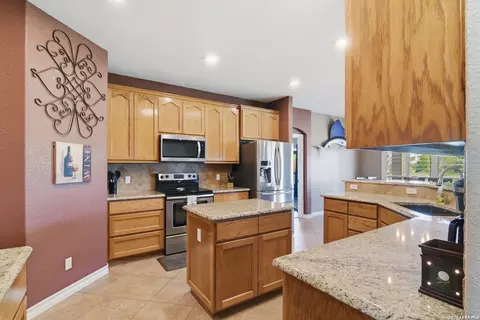 Kitchen - 717 Jack Nicklaus, Devine, TX 78016 photo 2 of 3
