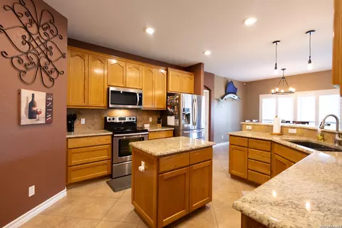 Kitchen - 717 Jack Nicklaus, Devine, TX 78016 photo 1 of 5