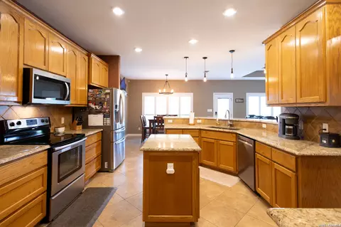 Kitchen - 717 Jack Nicklaus, Devine, TX 78016 photo 2 of 5