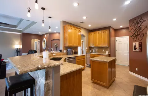 Kitchen - 717 Jack Nicklaus, Devine, TX 78016 photo 4 of 5
