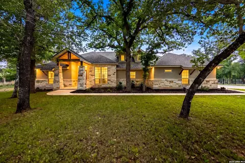 156 Crescent Rdg, Adkins, TX 78101